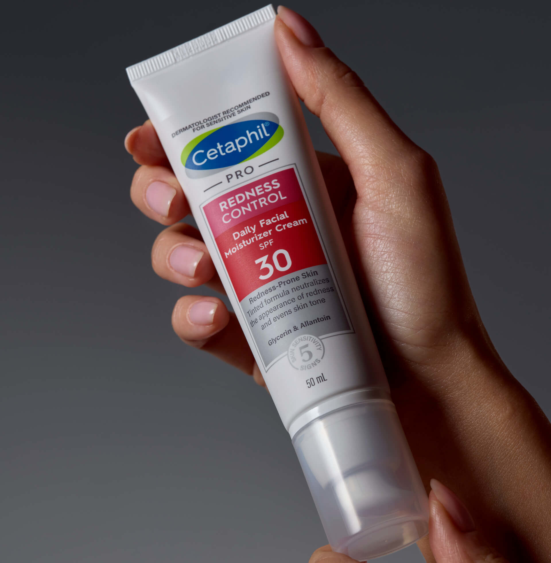 Trzymany w dłoniach krem z filtrem SPF30 marki Cetaphil.